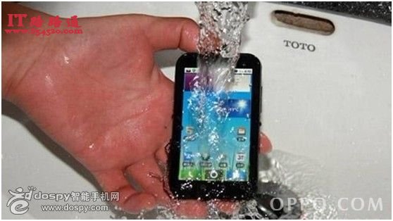 手机掉水里面的自救方法和手机掉水里面的错误做法